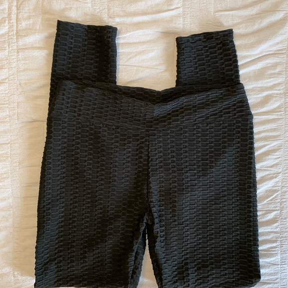 Butt Lifting Scrunched Leggings - Picture 2 of 6